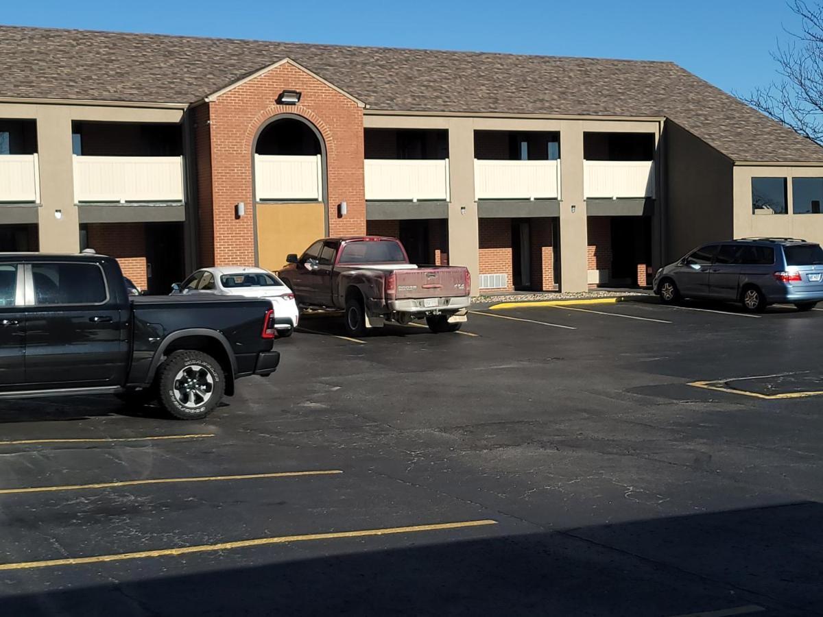 Super 8 By Wyndham Kansas City Airport North Buitenkant foto