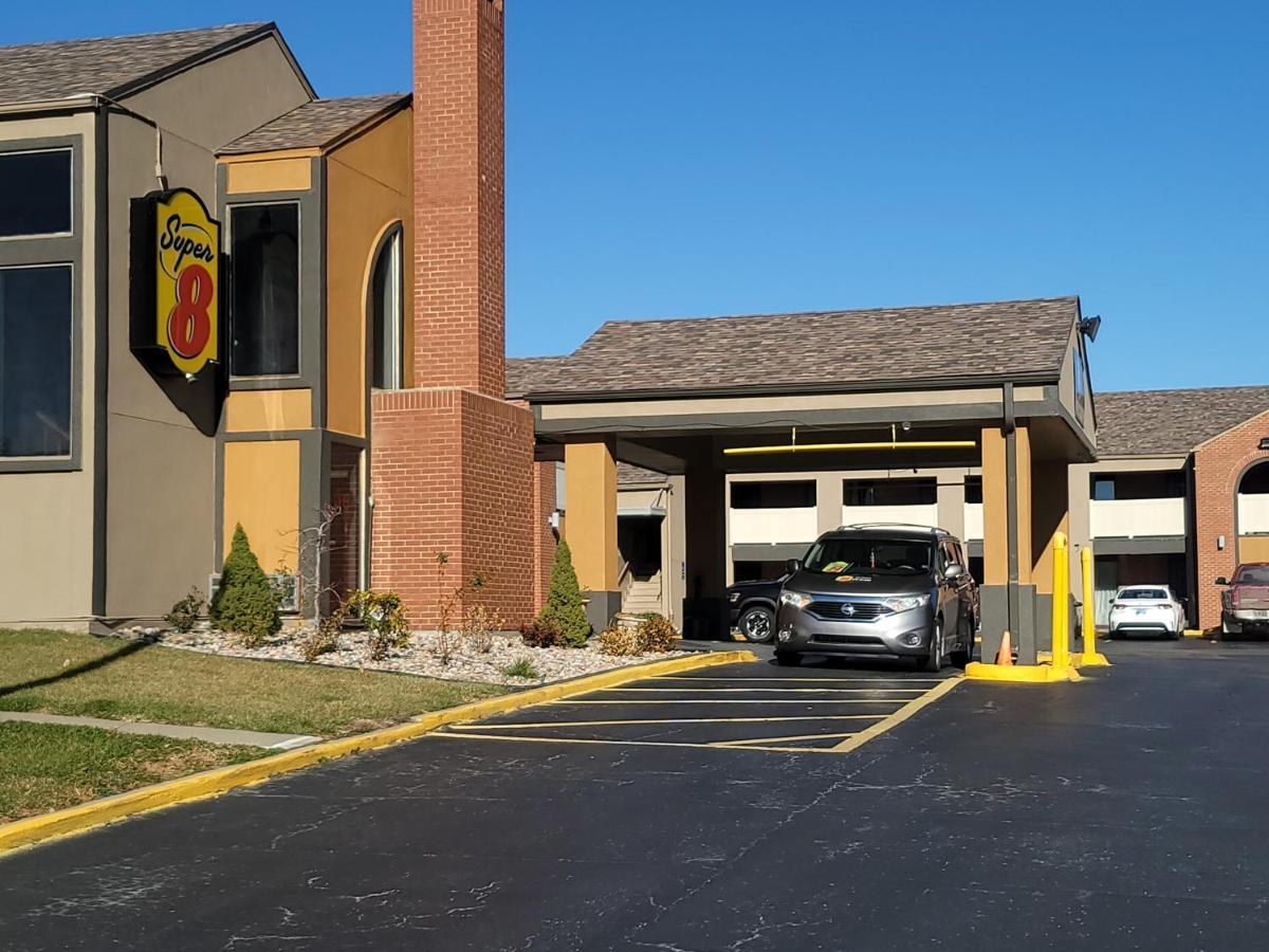 Super 8 By Wyndham Kansas City Airport North Buitenkant foto