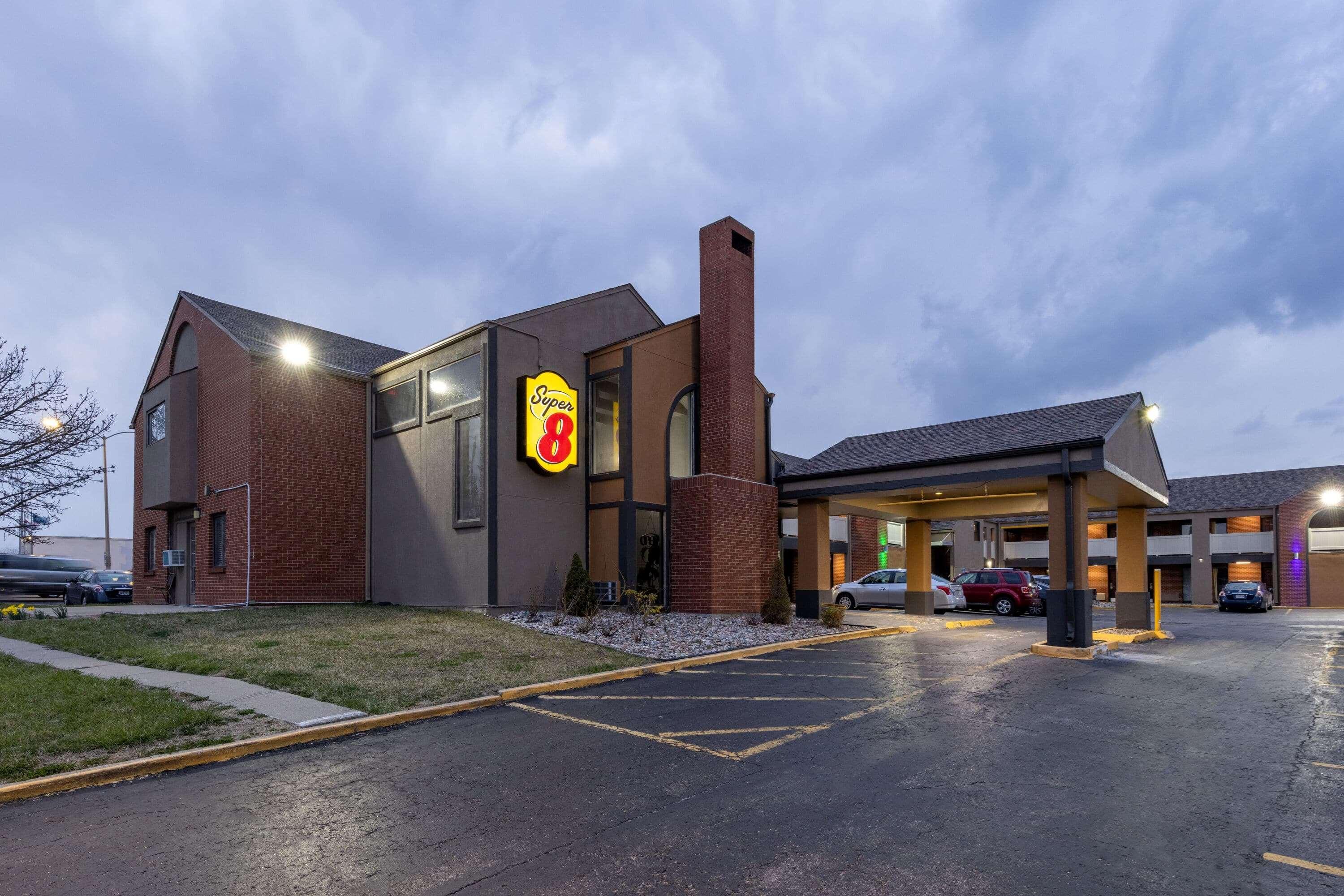 Super 8 By Wyndham Kansas City Airport North Buitenkant foto