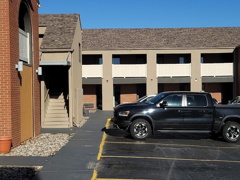 Super 8 By Wyndham Kansas City Airport North Buitenkant foto