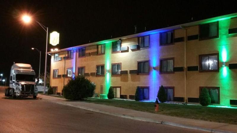 Super 8 By Wyndham Kansas City Airport North Buitenkant foto