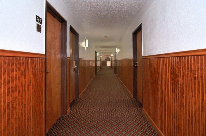 Super 8 By Wyndham Kansas City Airport North Buitenkant foto
